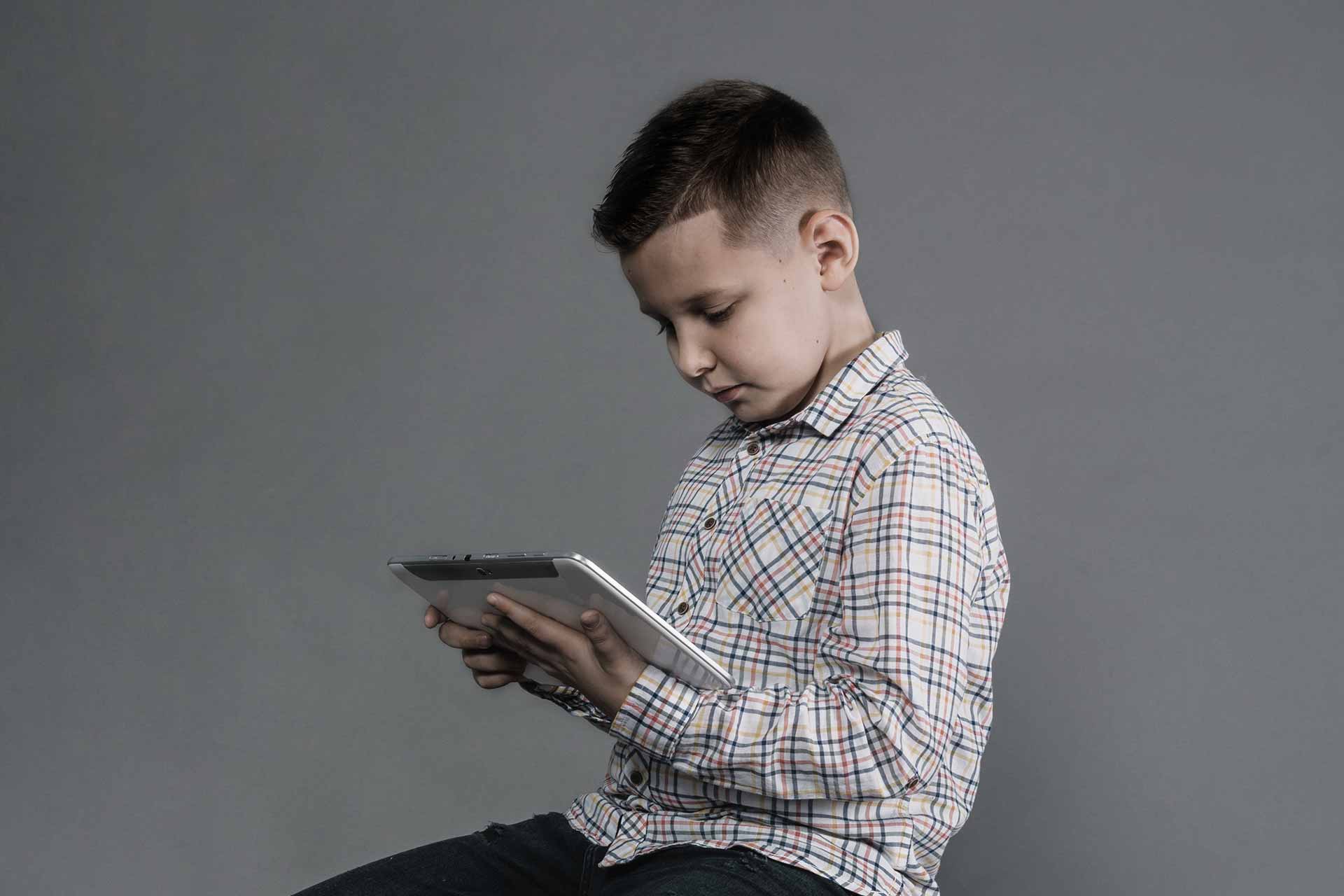 Joven con table aprendiendo con software educativo de Vermic